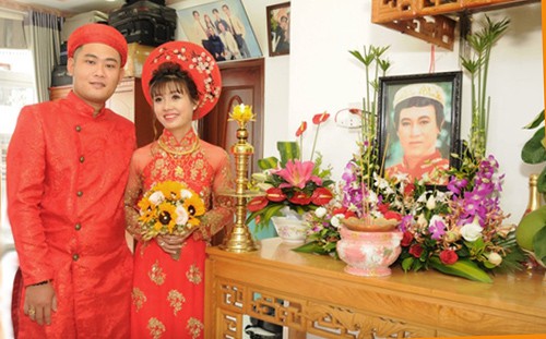 
Bảo Châu và vợ bên bàn thờ bố. Anh sinh năm 1991, kém vợ một tuổi.
