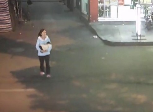 Hình ảnh người phụ nữ bế bé trai bị camera ghi lại.
