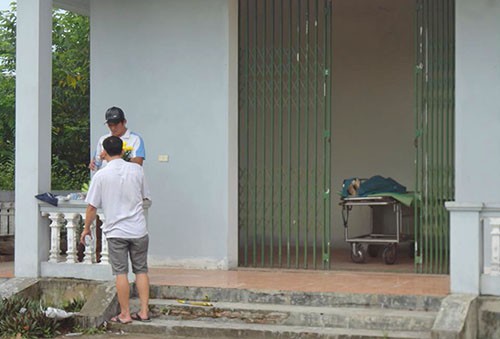 Người nhà làm thủ tục để đưa thi thể ông Hùng về quê mai táng. Ảnh: Đ.H