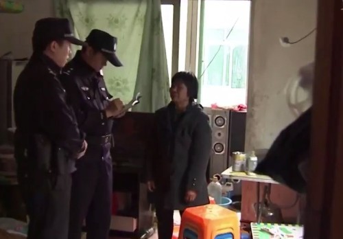 
Cảnh sát lấy lời khai của bà nội Tiểu Lượng.
