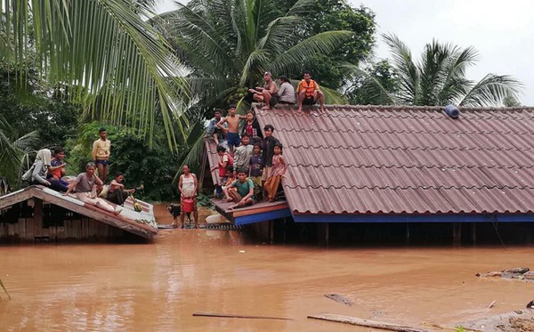 
Người dân phải chèo lên mái nhà để tránh nước lũ.
