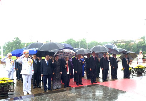 Đoàn lãnh đạo Đảng, Nhà nước, MTTQ Việt Nam đặt vòng hoa, dâng hương, tưởng niệm các Anh hùng liệt sỹ.