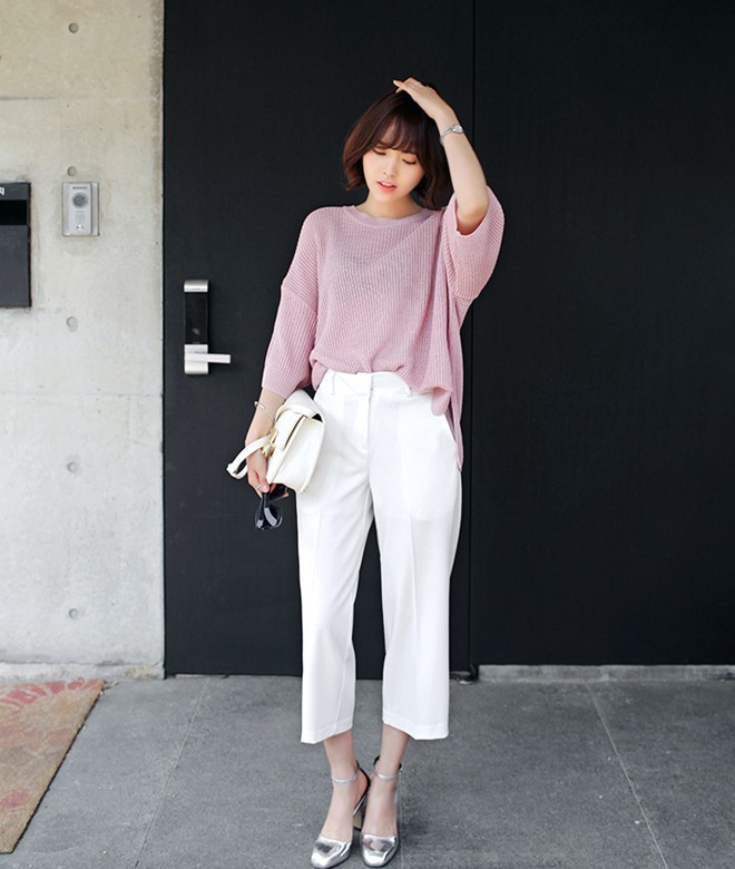 Quần culottes là món đồ “ruột” cho mọi nàng chân cong, sự “lửng lơ” của chiếc quần culottes vẫn có thể hợp vô cùng với thời tiết của những ngày thu dịu mát.