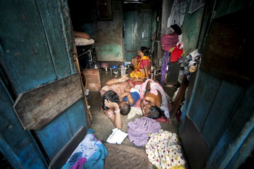 Bên trong nhà của một hộ gia đình ở khu ổ chuột Sonagachi. Ảnh: United Nations.