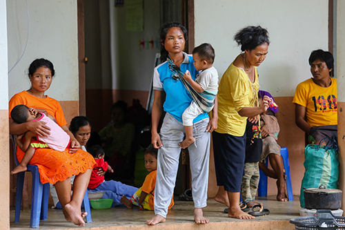 Người dân huyện Sanamxay, tỉnh Attapue, đông nam Lào ở nơi tạm trú. Ảnh: Thành Nguyễn
