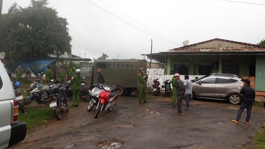 
Lực lượng chức năng phong tỏa hiện trường.
