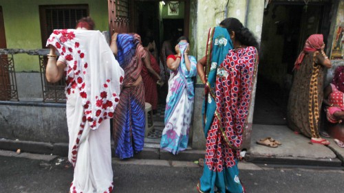 Những cô gái ở Sonagachi che mặt khi thấy ống kính. Ảnh: Rupak De Chowdhuri/Reuters.