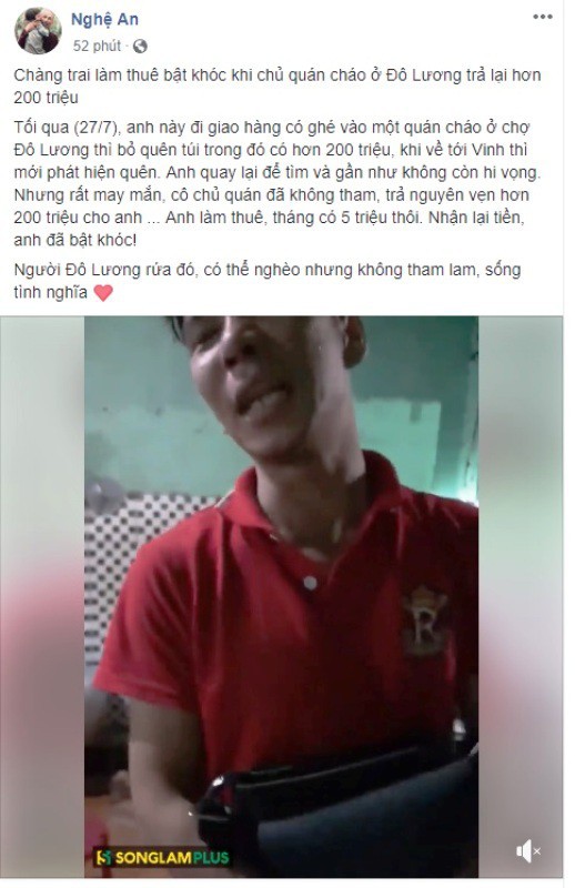 Người kh&aacute;ch bật kh&oacute;c khi được chủ qu&aacute;n trả lại chiếc t&uacute;i.