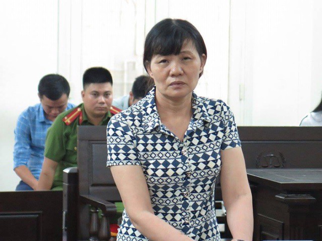 Bị cáo Trần Thị Sáu hầu tòa sáng 2/7 nghe phán quyết về hành vi giết con từ 22 năm trước. Ảnh: Diệp Thanh