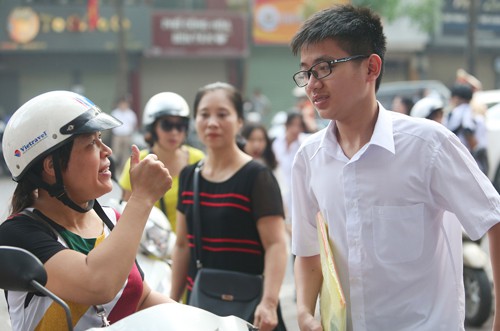 Người mẹ động vi&ecirc;n con trước kỳ thi v&agrave;o lớp 10 ở H&agrave; Nội. Ảnh: Ngọc Th&agrave;nh.