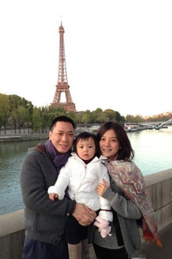 Vợ chồng Triệu Vy cùng con gái nhỏ sang Pháp du lịch.
