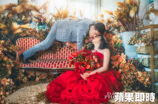 Được biết, Nhạc Tử L&acirc;u hiện l&agrave; doanh nh&acirc;n trẻ, k&eacute;m Tạ Y Kỳ tới 11 tuổi. Ng&agrave;y 22/6 vừa qua, cặp đ&ocirc;i tổ chức h&ocirc;n lễ nhỏ gọn với 30 m&acirc;m, to&agrave;n bộ chi ph&iacute; l&ecirc;n đến 2 triệu Đ&agrave;i tệ (1,5 tỷ đồng)