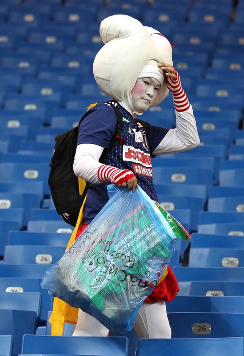 Nhưng khi đội nhà thua trận, các CĐV Nhật Bản vẫn giữ ý thức vệ sinh đáng ngưỡng mộ.