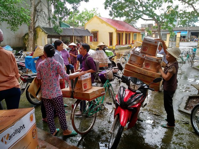 Người dân bức xúc mang hàng lên vây trụ sở xã, yêu cầu chính quyền tìm người của công ty để trả hàng