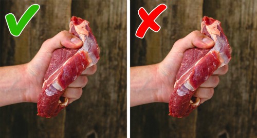 Thịt không nên bị mềm mà phải chắc chắn và đàn hồi tốt. Quy tắc này cũng áp dụng khi bạn mua thịt đông lạnh, sờ vào thấy nó chắc chắn và khô ráo.
