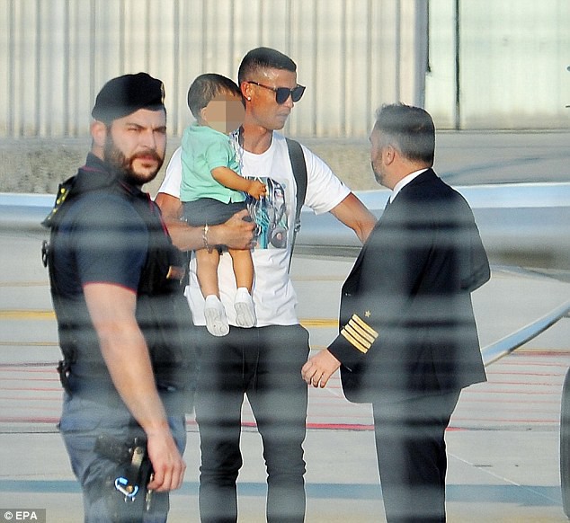Ronaldo bế cậu con trai Mateo trên tay, hình ảnh rất hiếm thấy của siêu sao người Bồ Đào Nha. Vì trước đây, cũng rất ít khi người hâm mộ thấy hình ảnh Ronaldo bế cậu con trai lớn Cristiano Jr, giờ đã lên 8 tuổi.