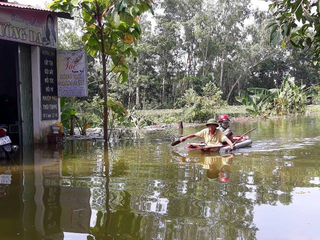 
Ngo&agrave;i nước ngập, c&aacute;c hộ d&acirc;n tại đ&acirc;y phải đối mặt với t&igrave;nh trạng &ocirc; nhiễm nặng.
