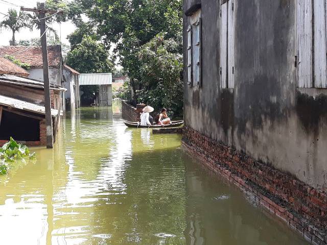 
C&aacute;c con đường trong th&ocirc;n biến th&agrave;nh s&ocirc;ng. Đa số người d&acirc;n đ&atilde; di tản, chỉ c&ograve;n v&agrave;i người ở lại tr&ocirc;ng đồ đạc.
