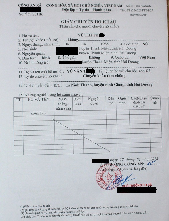 
Giấy chuyển hộ khẩu của địa phương nơi chị Th. sinh sống đến đến xã Ninh Thành và được anh T. làm thủ tục nhập khẩu vào gia đình. Ảnh: Đ.Tùy
