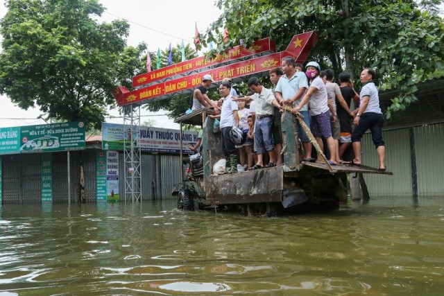 
Chiếc c&ocirc;ng n&ocirc;ng n&agrave;y l&agrave; phương tiện duy nhất hoạt động hết c&ocirc;ng suất phục vụ b&agrave; con x&atilde; Nam Phương Tiến đi lại. Ảnh: Quang Vinh
