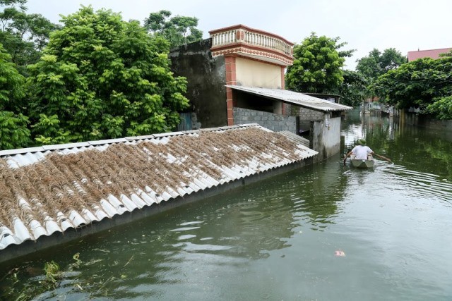 
Hiện nay, nhiều nơi tr&ecirc;n địa b&agrave;n x&atilde; Nam Phương Tiến vẫn ngập s&acirc;u đến 2m.
