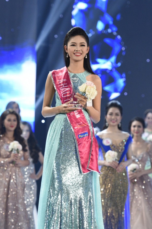 
Với chiều cao 1m81, Ngô Thanh Thanh Tú giành ngôi Á hậu 2 Hoa hậu Việt Nam 2016. Người đẹp sở hữu nhan sắc trẻ trung và cá tính.
