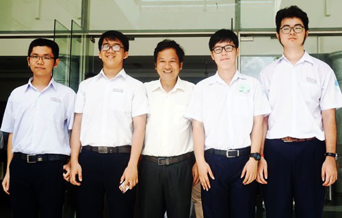 Nguyễn (thứ hai từ trái qua) cùng thầy giáo và đội tuyển Toán trường Phổ thông Năng khiếu. Ảnh: Nguyễn Mai.