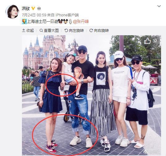 Trợ l&yacute; Tất Huỳnh (v&aacute;y xanh lam gi&agrave;y đỏ đứng b&ecirc;n) c&oacute; nhiều cử chỉ đ&aacute;ng ngờ