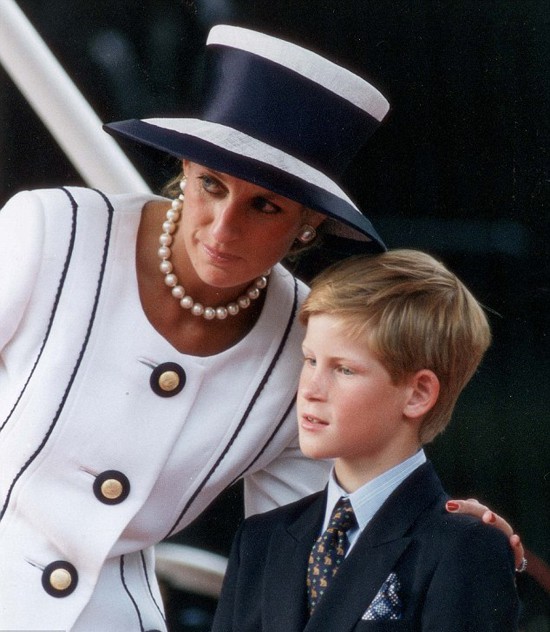 Công nương Diana qua đời sau tai nạn xe hơi năm 1997, khi Hoàng tử Harry mới 12 tuổi. Ảnh: UK Press.