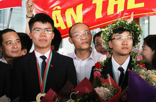 Nguyễn Ngọc Long (trái) trong vòng vây của gia đình và bạn bè tại sân bay Nội Bài (Hà Nội). Ảnh: Thùy Linh