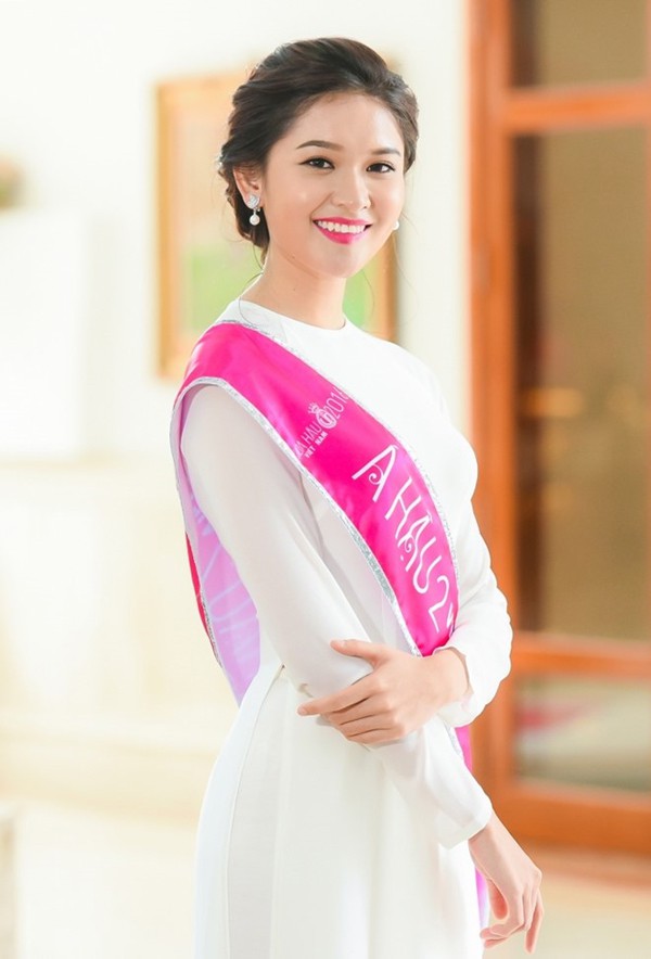 
Huỳnh Thị Thùy Dung giành ngôi Á hậu 2 Hoa hậu Việt Nam 2018. Hình thể của Thùy Dung cũng khá cân đối, gợi cảm với chiều cao 1m71 cùng số đo ba vòng 84 - 62 -90.
