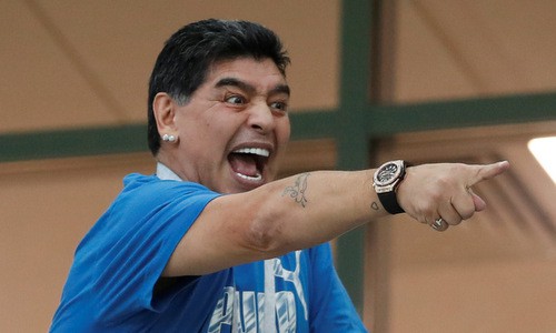 Maradona trên khán đài trong trận Argentina gặp Nigeria. Ảnh: Reuters.