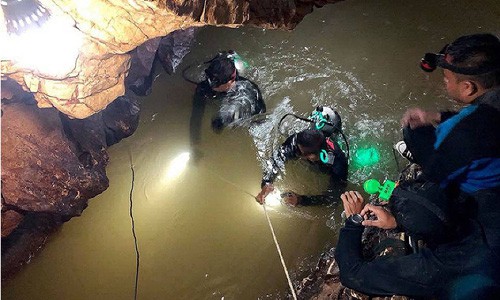 Thợ lặn hải quân Thái Lan đo mực nước trong khoang ngầm trước khi tìm thấy vị trí của đội bóng mắc kẹt. Ảnh: AFP.