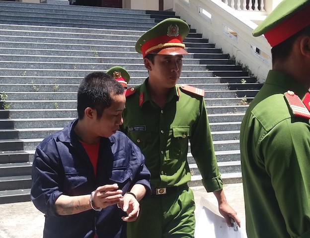 
Thuận bị cảnh sát dẫn giải ra xe, đưa về Trại tạm giam Công an tỉnh Vĩnh Long. Ảnh: M.A.
