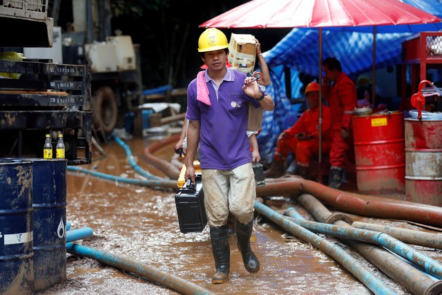 Nhân viên cứu hộ bên ngoài hang Tham Luang ở tỉnh Chiang Rai - Ảnh: REUTERS