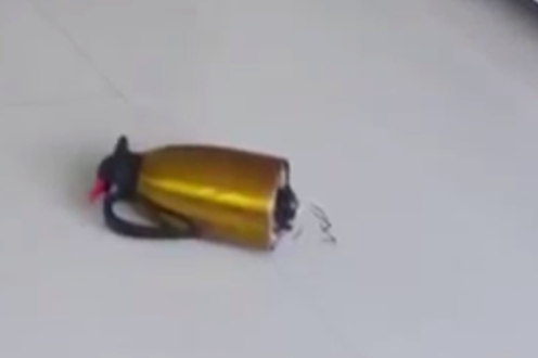 Chiếc ấm điện có nhiều vết máu trong phòng khách.