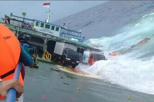 Nhiều phương tiện bị sóng biển nhấn chìm.