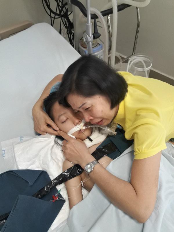 Mẹ bé Vân Nhi khóc nghẹn khi con gái nói con yêu mẹ rồi ra đi.