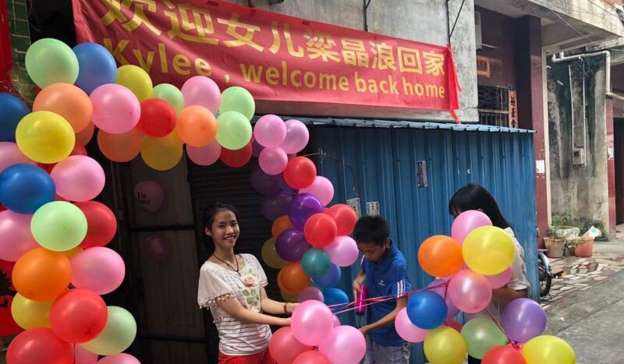 Ngôi nhà của họ ngày hôm đó đã được trang trí bởi rất nhiều bong bóng và băng rôn mừng con trở về. (Ảnh: Internet)