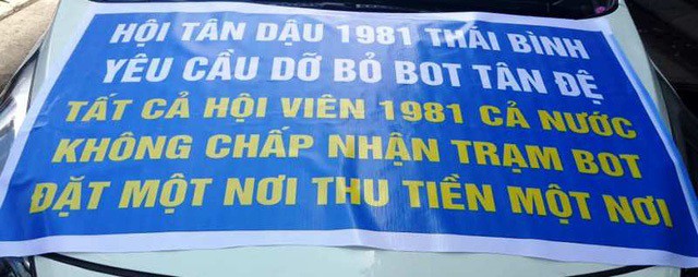 Một trong rất nhiều băng rôn phản đối trạm BOT Tân Đệ.