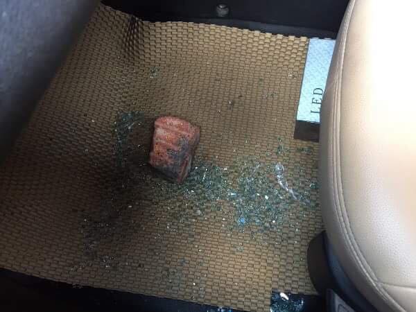 
Những mảnh k&iacute;nh bị vỡ sau khi đối tượng đập
