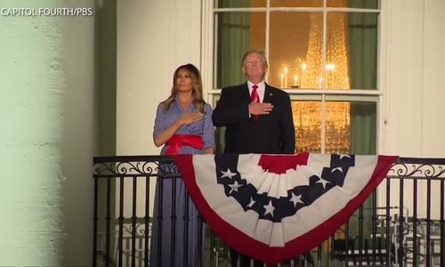 Vợ chồng Trump xem bắn ph&aacute;o hoa mừng quốc kh&aacute;nh Mỹ