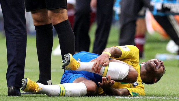 Neymar liên tiếp nằm sân tỏ rõ sự đau đớn dù tình huống va chạm rất đơn giản