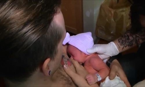 Ông bố ôm con cho bú khi vợ biến chứng lúc sinh