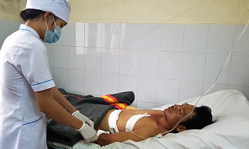 Nạn nh&acirc;n bị trộm ch&eacute;m trọng thương đang điều trị ở bệnh viện. Ảnh: Ho&agrave;i Thanh.