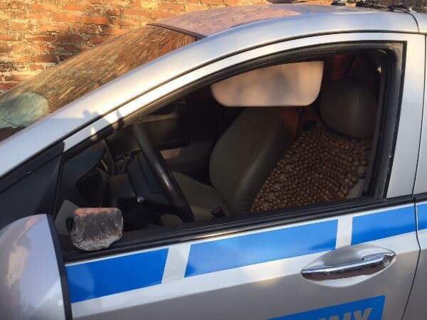 
Miếng k&iacute;nh bị vỡ do c&aacute;c đối tượng đập
