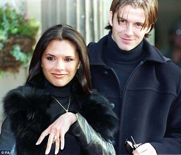 Victoria Beckham khoe nhẫn đính hôn hồi năm 1998.