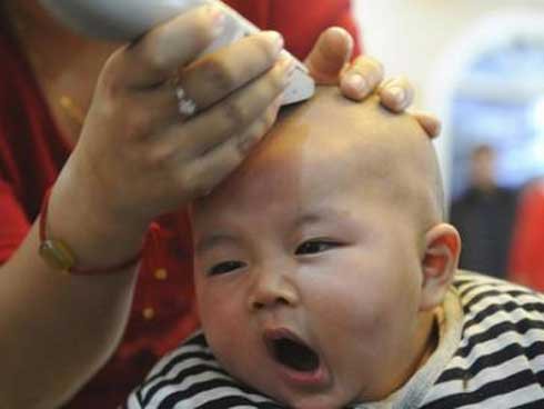 
Việc cạo trọc đầu dễ khiến các mầm bệnh và vi khuẩn dễ dàng tiếp xúc trực tiếp, gây hại cho bé. (Ảnh minh họa)
