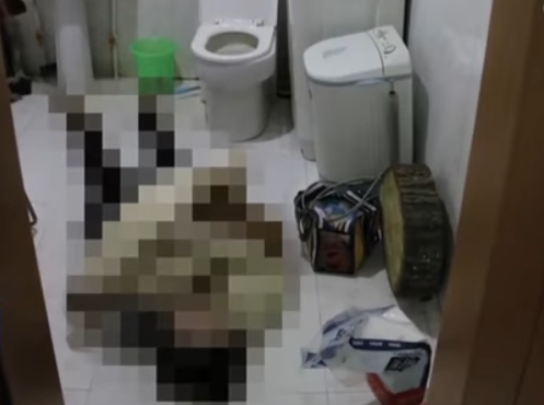 
Thi thể Dương trong nhà vệ sinh.
