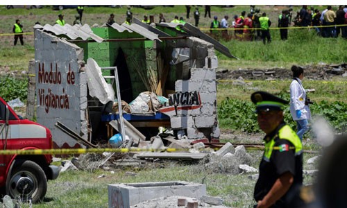 
Cảnh s&aacute;t phong tỏa hiện trường loạt vụ nổ ph&aacute;o hoa s&aacute;ng 5/7 ở Tultepec. Ảnh: AFP.
